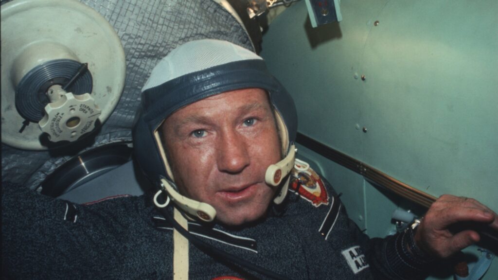L'astronaute Alexei Leonov à bord d'une capsule Soyouz en 1975 // Source : Picryl et The U.S. National Archives