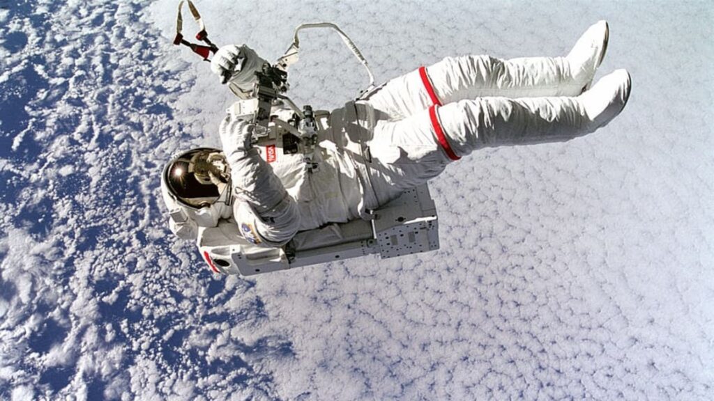 Un astronaute avec d'une combinaison blanche // Source : Wallpaperflare