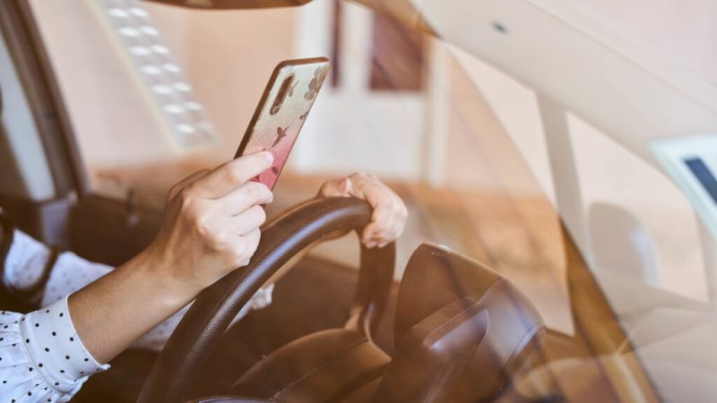 L&rsquo;usage du téléphone au volant entraînera la suspension immédiate du permis dans certains départements