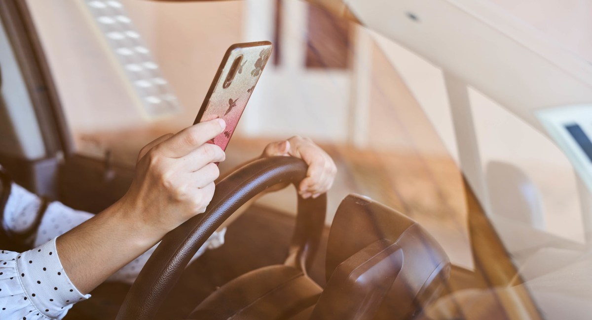 smartphone téléphone volant voiture