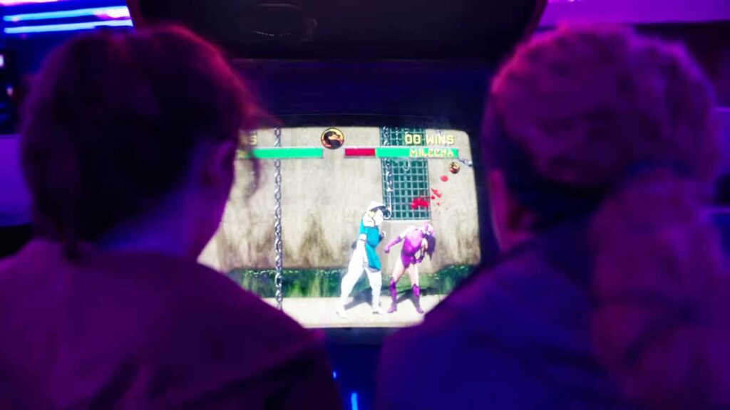 Ellie et Riley jouent à Mortal Kombat II sur une machine d'origine, mais avec un écran LED // Source : HBO