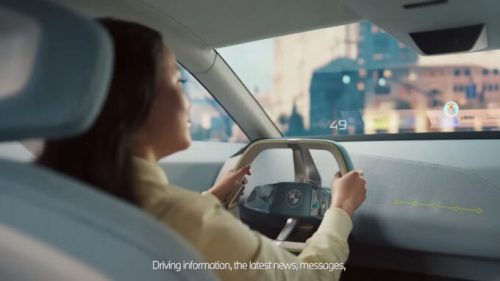 L'affichage du BMW Panoramic Vision // Source : YouTube/BMW