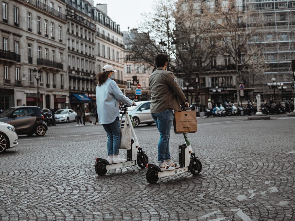 Âge minimum, amendes : toutes les nouvelles restrictions pour la trottinette électrique ! Par Dylan Veerasamy Vlad-b-emjnolbrzio-unsplash-1024x768