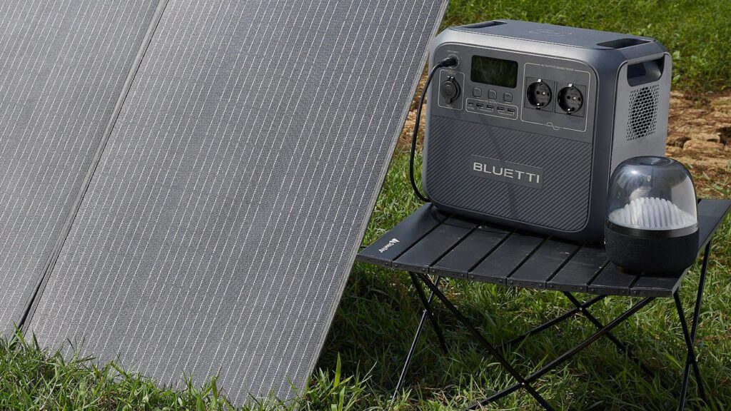 Le générateur Bluetti AC180 est aussi rechargeable grâce à l'énergie solaire // Source : Bluetti