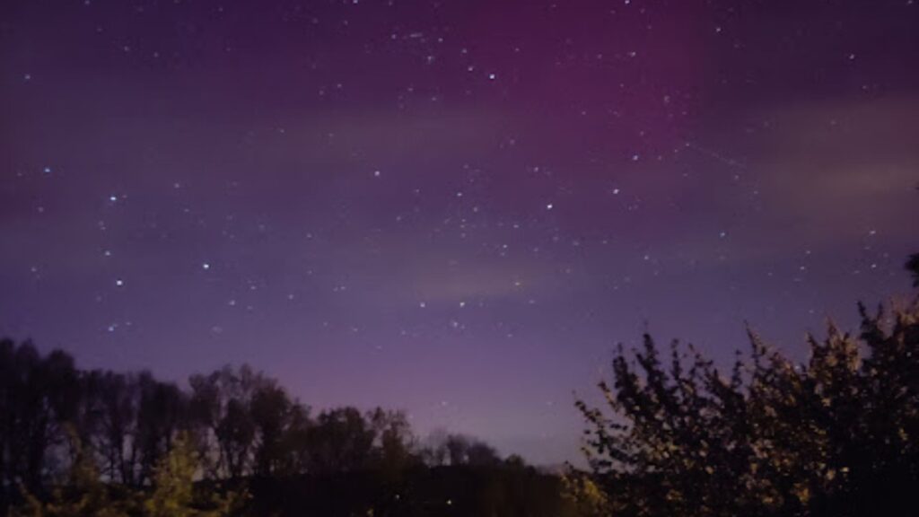 Aurore boréale vue dans le Tarn. // Source : Via Twitter @OwlyCode (photo recadrée)