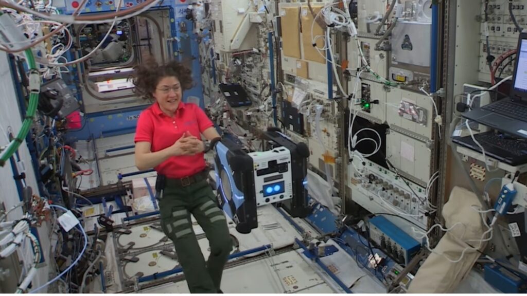 Christina Koch à bord de l'ISS // Source : Capture d'écran Numerama sur la chaine Youtube NASA Johnson