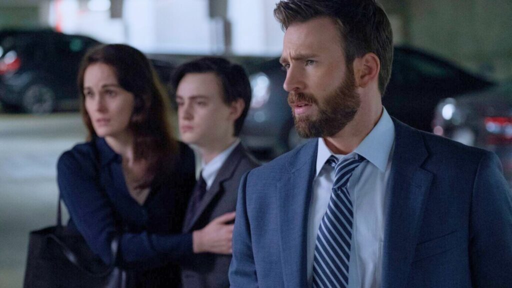 Chris Evans et Michelle Dockery jouent deux parents dans Defending Jacob. // Source : Apple TV+