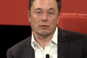 Elon Musk lors de la conférence Recode — lorsqu'il a dit que les Tesla pouvez d'ores et déjà conduire mieux que les humains // Source : YouTube / Recode