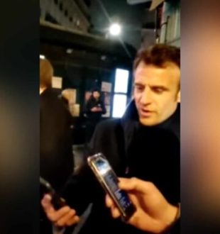 Emmanuel Macron chantant dans la rue // Source : Capture d'écran Numerama