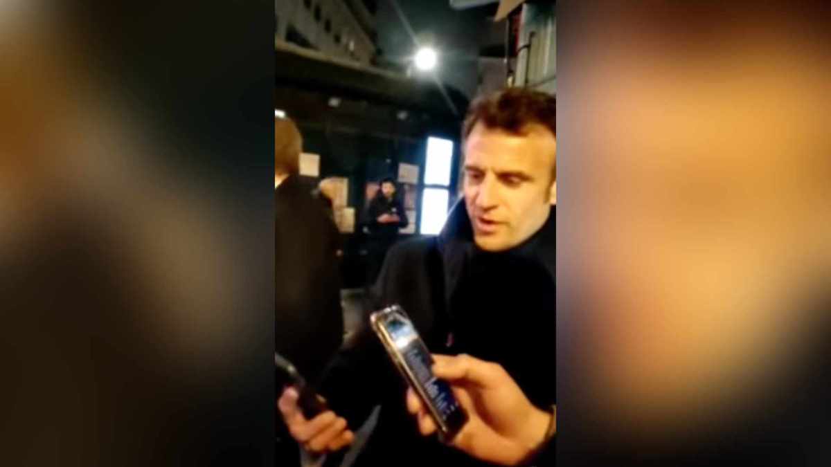 Emmanuel Macron chantant dans la rue // Source : Capture d'écran Numerama