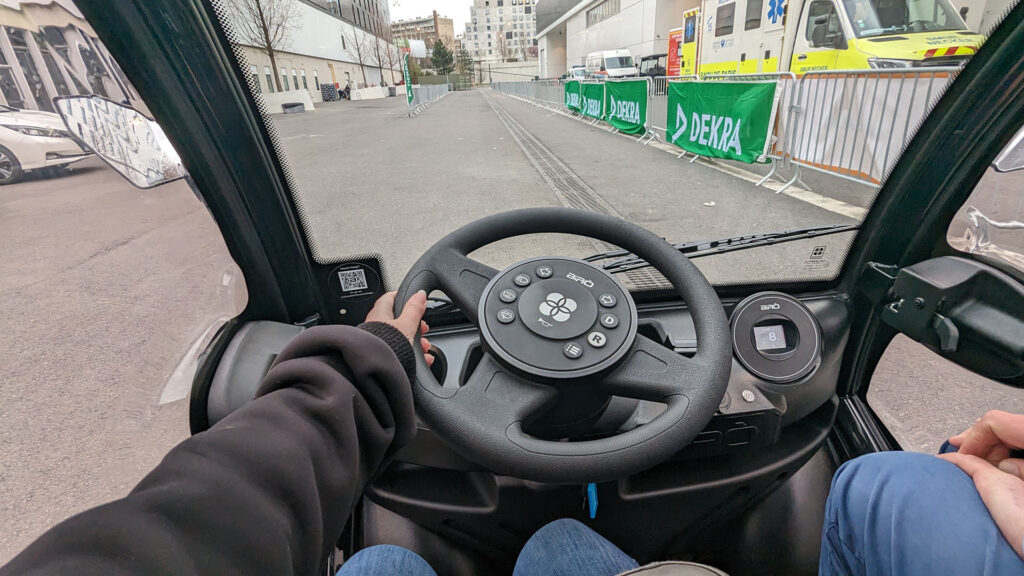 Au volant de la Birò  // Source : Raphaelle Baut pour Numerama