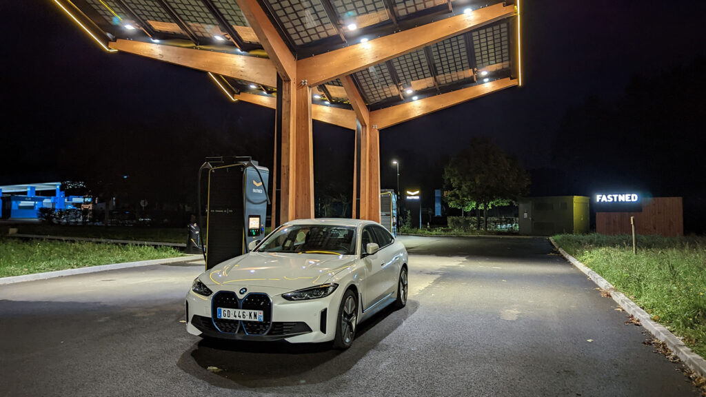 Recharging on the Fastned network // Source: Raphaelle Baut for Numerama