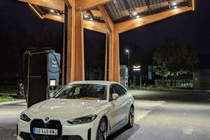 Recharge sur le réseau Fastned // Source : Raphaelle Baut pour Numerama Recharge sur le réseau Fastned // Source : Raphaelle Baut pour Numerama