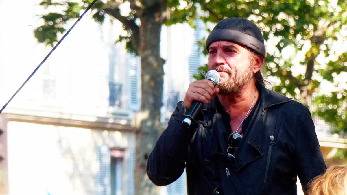 Francis Lalanne, lors d'une manifestation anti pass sanitaire à Paris, en juillet 2021 // Source : Wikimedia Commons 