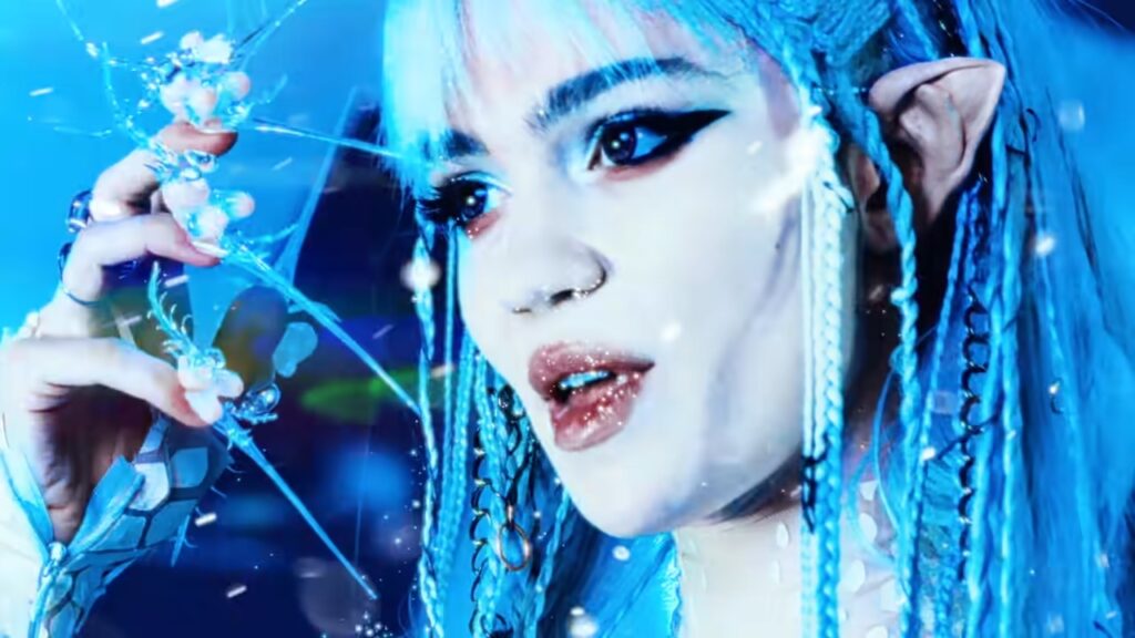 Grimes dans le clip de Shinigami Eyes // Source : YouTube / Grimes 