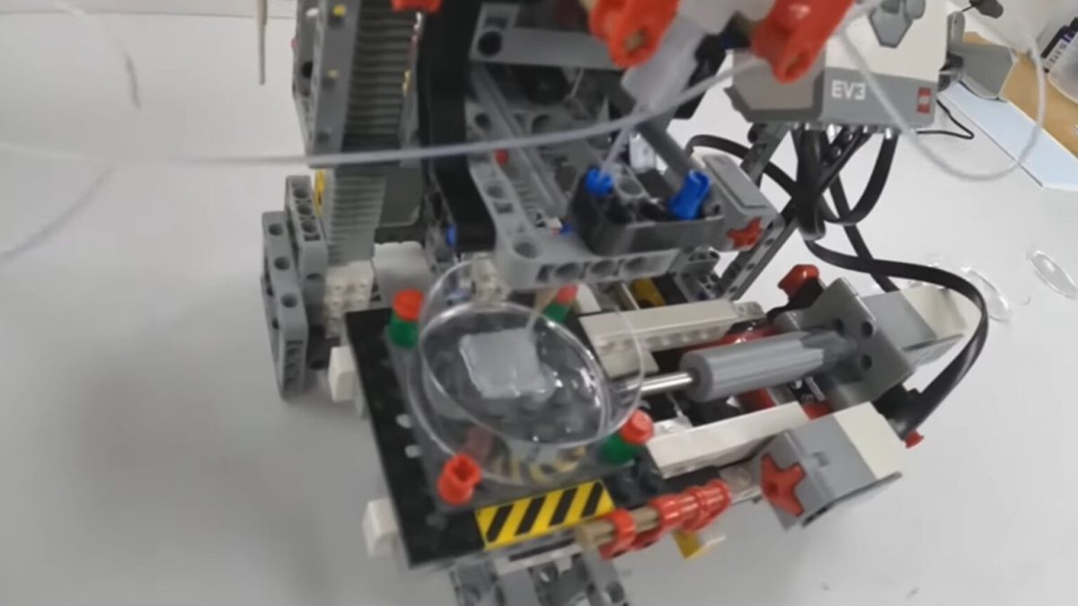 L'imprimante en Lego. // Source : Capture d'écran YouTube Cardiff University