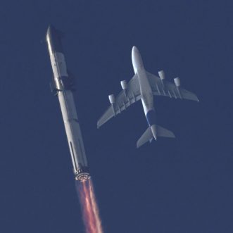 Même un avion parait petit à côté de Starship // Source : Compte Twitter de Paul Byrne