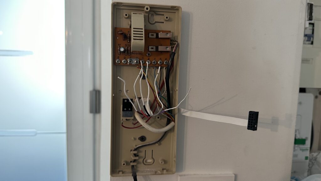The best way to properly connect Ring Intercom wires is to tangle them with existing wires.  It hurts the fingers, but it limits false contacts.  We also advise you to check that the intercom is still working after each step.  // Source: Numerama