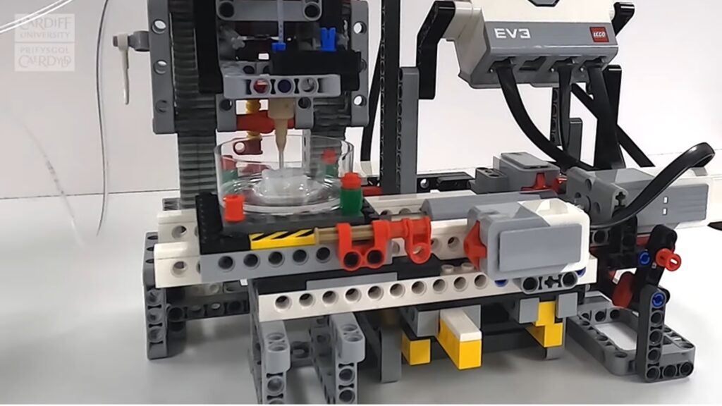 Voici la bio-imprimante 3D version Lego // Source : Capture d'écran YouTube Cardiff University