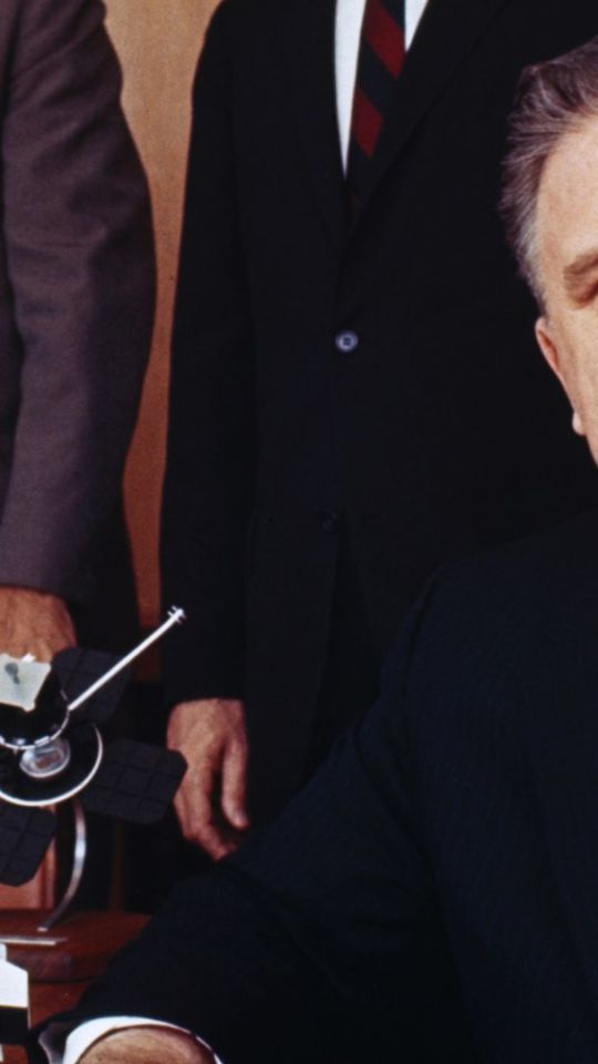 James Webb. // Source : George Tames, Fortune (image recadrée et modifiée avec Canva)