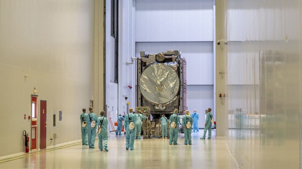 Preparation of the JUICE probe ahead of its departure.  // Source : Flickr/CC/ESA/CNES/Arianespace/Optique video du CSG – P. Baudon (photo recadrée)