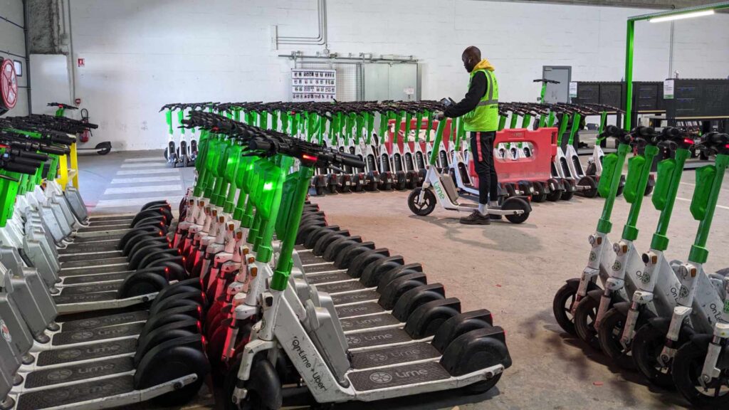 Les trottinettes de Lime dans leur entrepôt // Source : Aurore Gayte pour Numerama