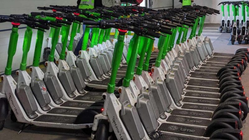 Que vont devenir les trottinettes en libre-service, devenues indésirables à Paris ?