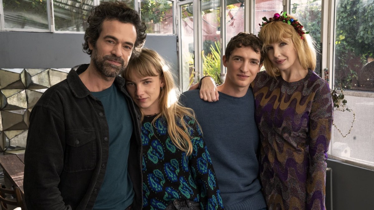 Romain Duris (Xavier), Megan Northam (Mia), Aliocha Schneider (Tom) et Kelly Reilly (Wendy) // Source : Jérôme Plon / Amazon Prime Video