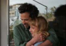 Romain Duris passe le flambeau à Megan Northam dans Salade Grecque // Source : Jérôme Plon / Amazon Prime Video