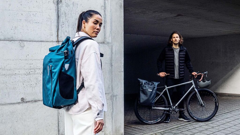 femme avec sac à dos convertible en sacoche vélo ortliebd