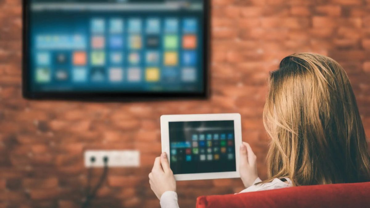 fibre smart tv tablette // Source : Adobe Stock