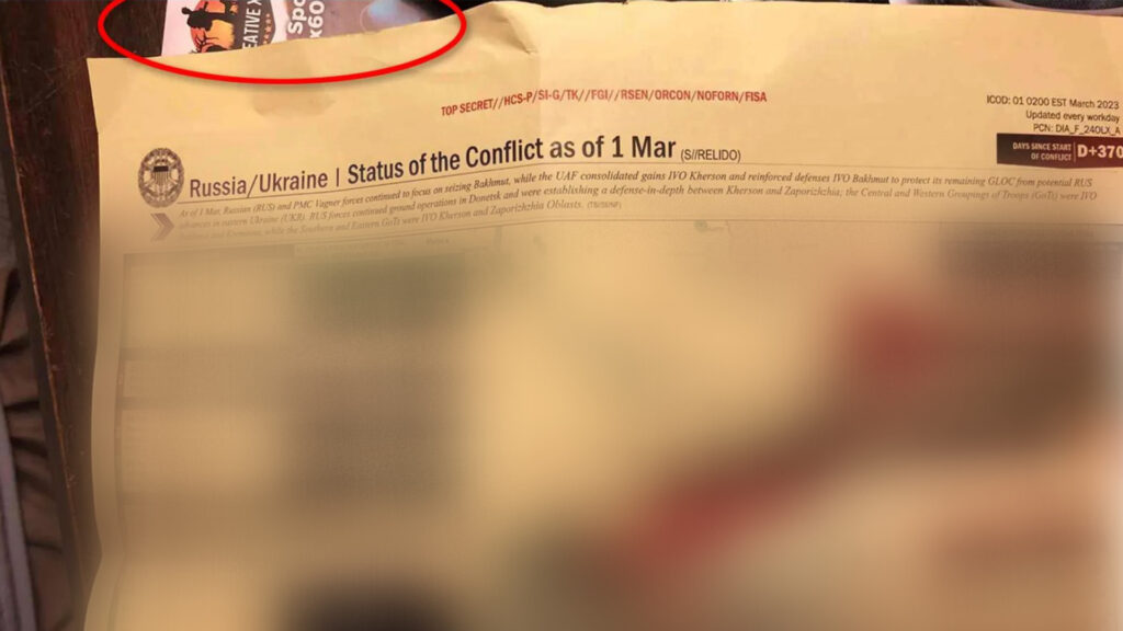 La photo du document secret pris Jack Teixeira révèle un flyer de l'armée sur son bureau. // Source : NY Post