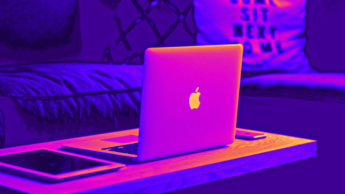 Les ordinateurs mac dans le viseur des hackers. // Source : Unsplash / Ruthson Zimmerman