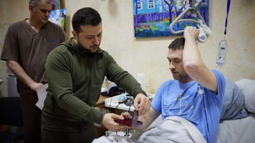 Le président ukrainien Volodymyr Zelensky en visite d'un hôpital soignant des militaires.  // Source : president.gov.ua