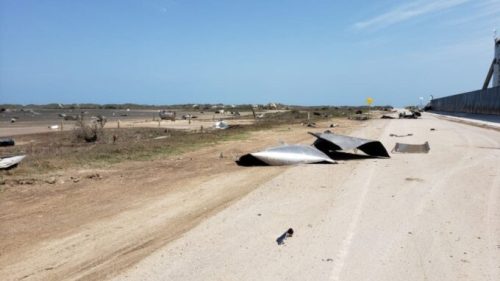 Des débris des tests de SpaceX, sur une zone naturelle protégée, en 2021. // Source : CBBEP Coastal Bird Program