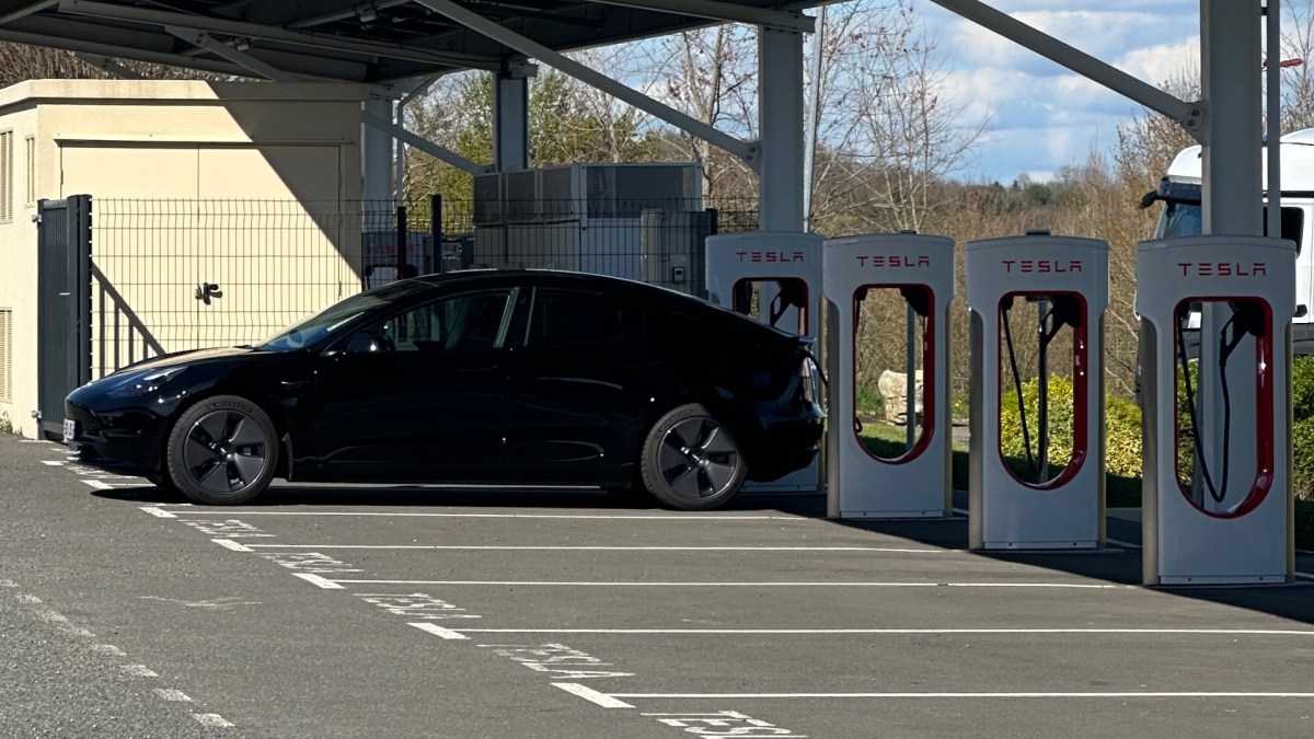 Les Superchargeurs Tesla se trouvent assez facilement à quelques minutes des autoroutes. // Source : Numerama