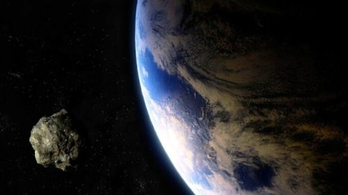 Un astéroïde et la Terre. // Source : Canva