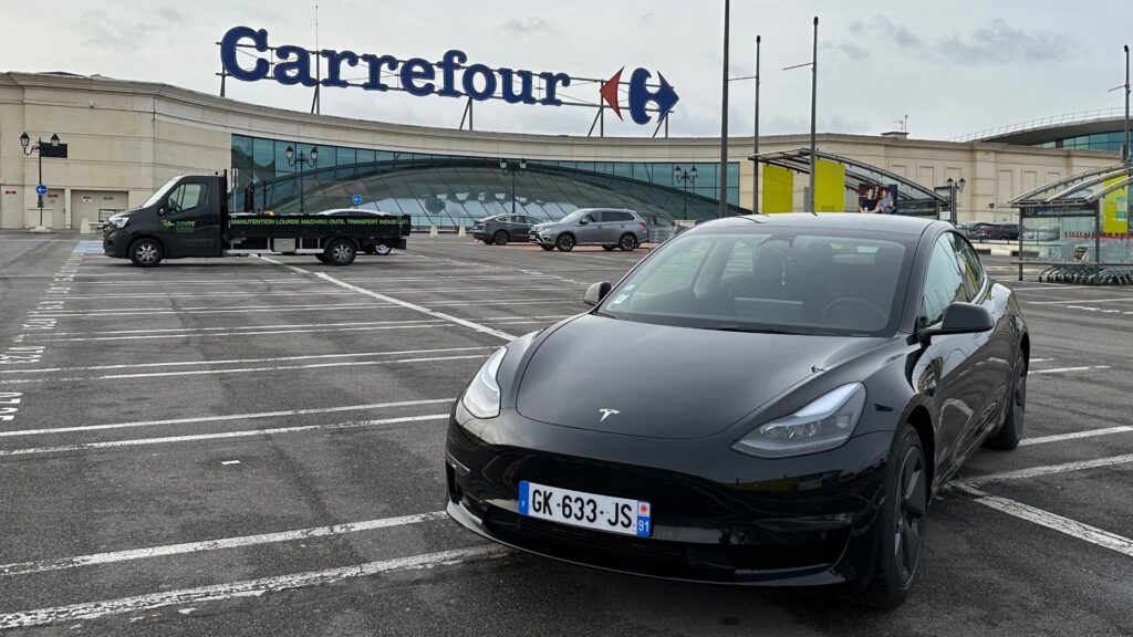 Les petits rouleurs ont-ils intérêt à passer à la voiture électrique ? Par Bob Jouy Tesla-carrefour-1024x576