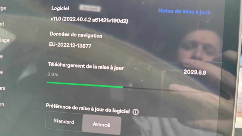 Si vous pensez que mettre à jour un iPhone est galère, attendez de mettre à jour une Tesla. J'ai rarement vu une connexion réseau aussi instable. // Source : Numerama