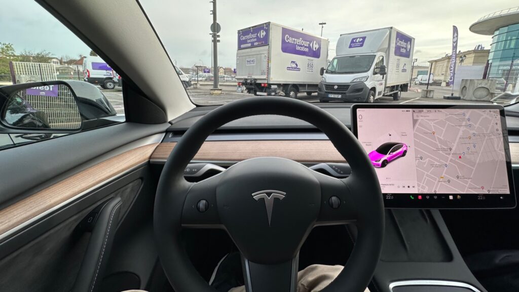 Le poste de conduite d'une Tesla Model 3 // Source : Numerama/Bob Jouy 