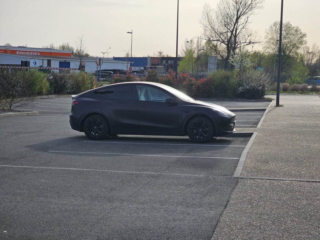 Se garer en marche avant avec Tesla Vision revient à s'arrêter trop loin du trottoir // Source : Bob JOUY