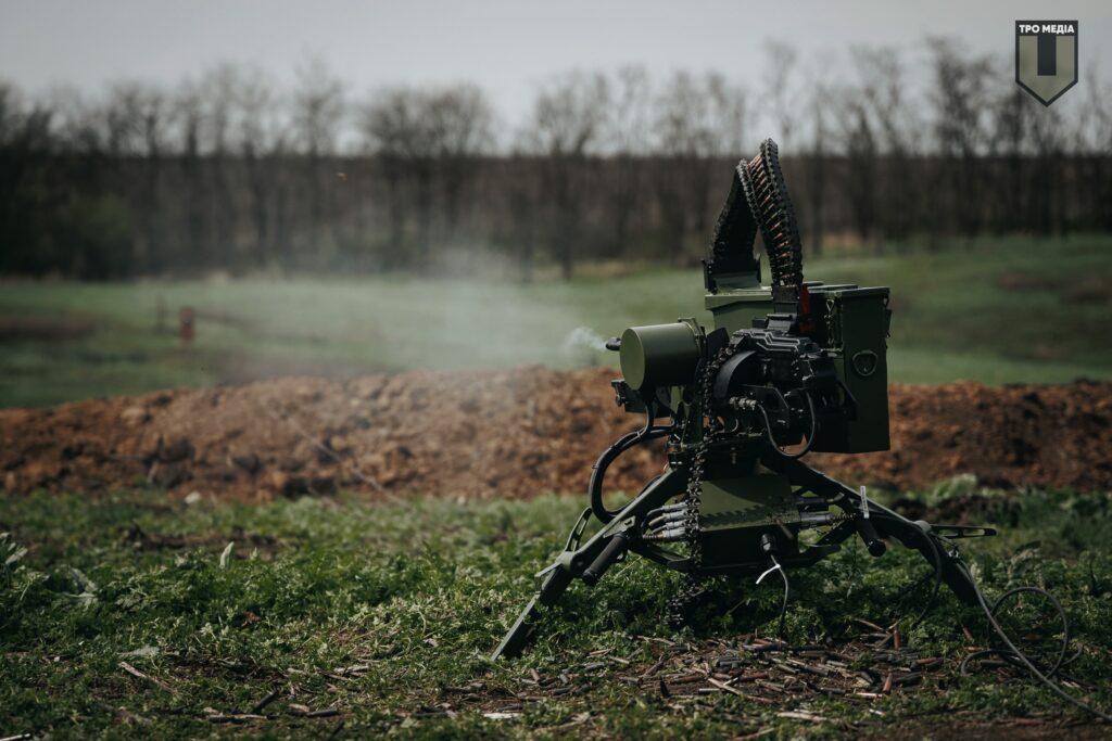 La mitrailleuse posée sur le trépied électronique contrôlé depuis une télécommande, utilisée dans la guerre entre l'Ukraine et la Russie.