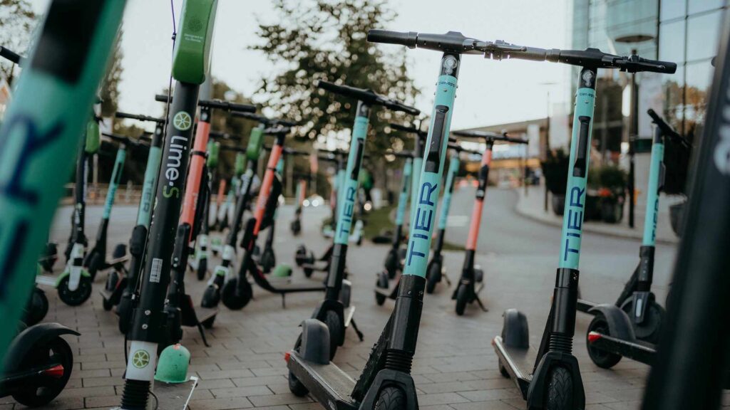 Les trottinettes électriques en libre-service vont être interdites à Paris  // Source : Unsplash / Jonas Jacobsson