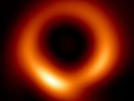 Trou noir M87*, photo améliorée par IA. // Source : NoirLab