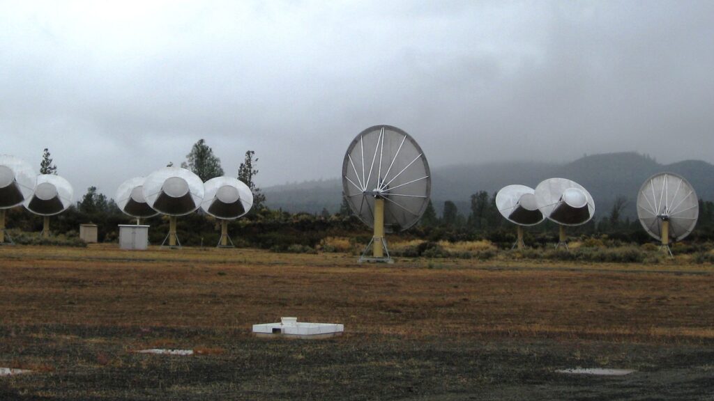 L'Allen Telescope Array. // Source : Flickr/CC/brewbooks (photo recadrée)