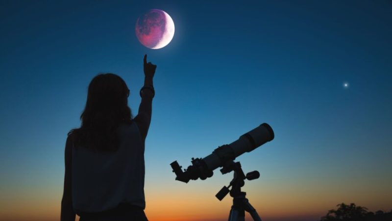 On peut mesurer des distances dans le ciel juste avec ses mains