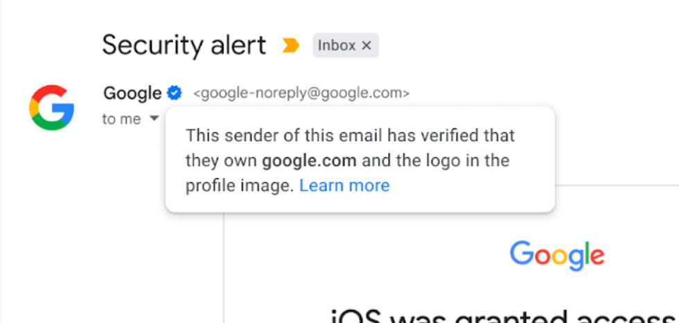 Dans cette capture d'écran, il y a deux moyens de vérifier l'authenticité du mail. Le logo Google et la coche bleue. // Source : Google