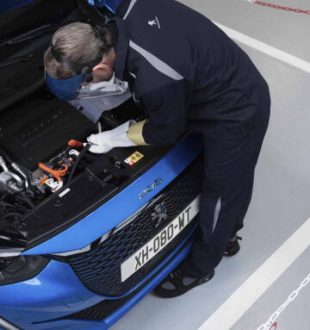 Les véhicules thermiques possèdent des pièces supplémentaires, augmentant le risque de panne // Source : Peugeot