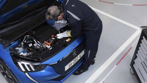 Les véhicules thermiques possèdent des pièces supplémentaires, augmentant le risque de panne // Source : Peugeot