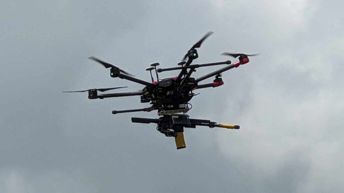 Un drone équipé d'un fusil présenté lors de la journée organisée par l'armée de terre // Source : Photo par Numerama